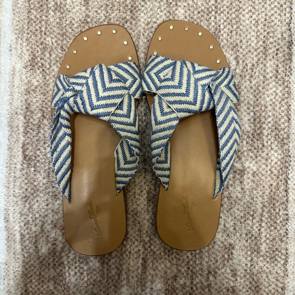 Universal Thread Sandals - Picture 2 of 7